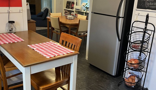 Spacious first-floor cottage nestled between Lakeside and Marblehead!