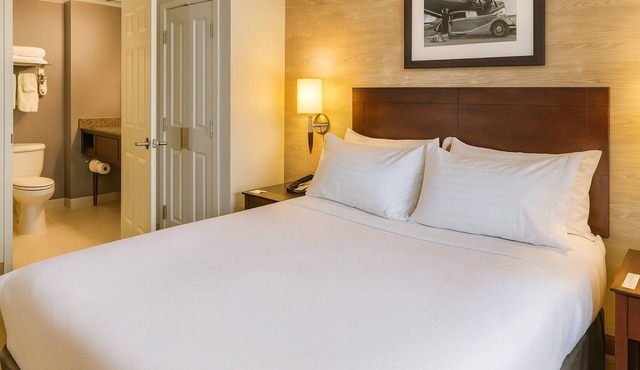 Spacious Good-Value Accommodation! Pet-Friendly Property with Onsite Parking!