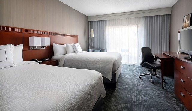 Spacious Good-Value Accommodation! Close to Historic Heritage Square, w/Pool!