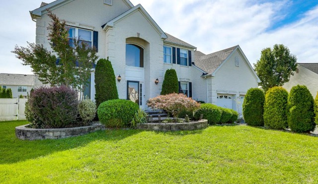 Spacious Group Getaway Near Grounds For Sculpture in East Windsor