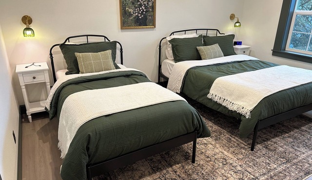 Spacious Guesthouse 2BR - Easy walk to Downtown