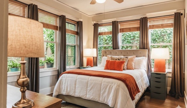 Spacious Historic 2BR Townhouse ❤️ Walk to UT | Free Parking in Austin