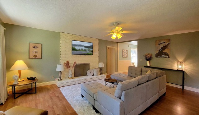 Spacious Home on Rogue River | Sleeps 10 | Soaking Tub