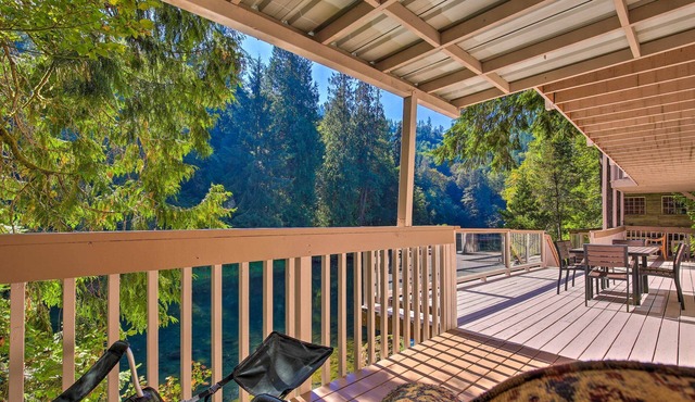 Spacious Kalama Studio w/Riverfront Deck!