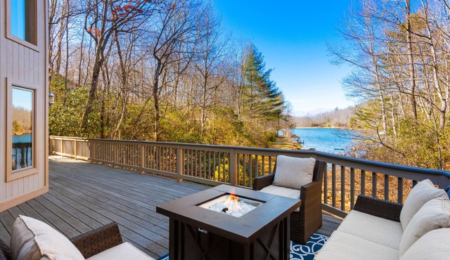 Spacious lake home with firepit, 3 fireplaces, pool table & shared amenities