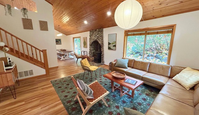 Spacious Mt. Hood Cabin - Hot Tub, Fireplace, EV Charger, Near Trails & Slopes