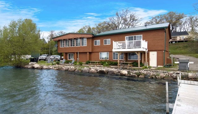 Spacious Multi-Unit Retreat with Lakefront Views