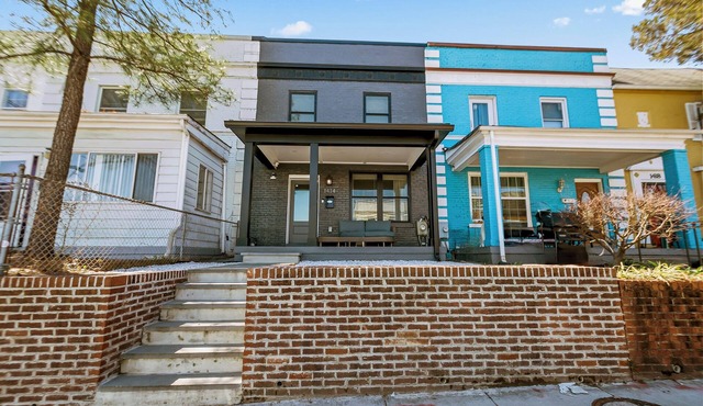 Spacious NW DC home w/parking sleeps 14 in Washington