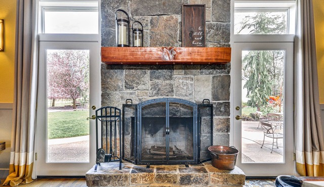 Spacious Oregon Home w/Fire Pit & Grill!
