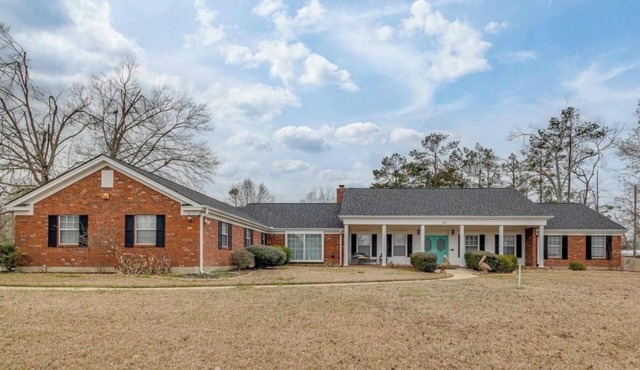 Spacious Retreat with room for large groups! 2 living areas and a large kitchen.