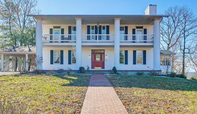 Spacious Shawnee Forest Hideaway! Hilltop Estate