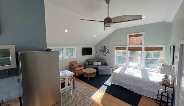 Spacious Studio Apartment close to Yacht club, golf course and town.