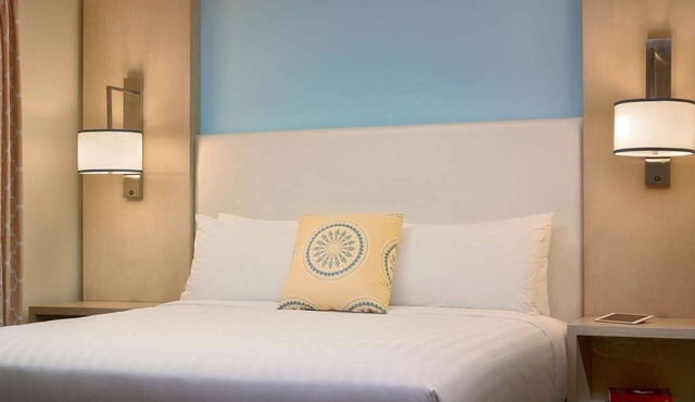 Spacious Suite with Outdoor Pool, Kitchen & Free Breakfast at Auburn Hills!