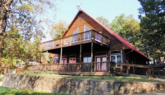 Spacious water front 6-bedroom house with Dock, WiFi in charming Lake Eufaula