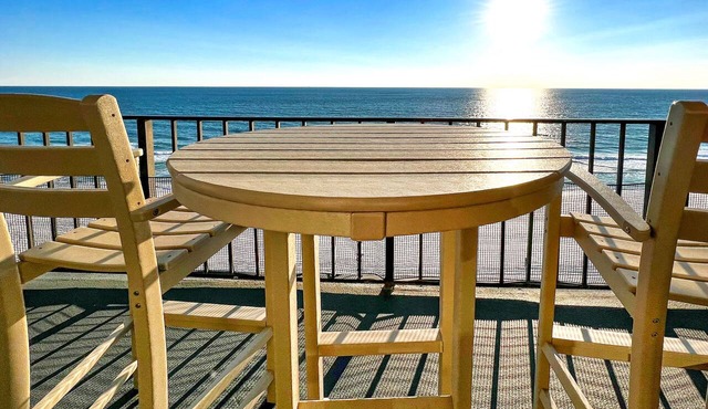 Spectacular 3 Bedroom, 2 Masters on the Water, amazing views, free beach chairs