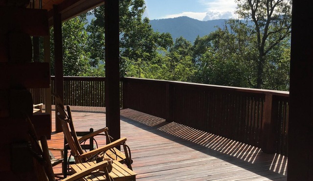 Spectacular 4 bed 4 bath Log Home up Bench Mountain in the Smoky Mountains