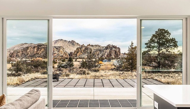 Spectacular Smith Rock Views on 5 Acres - Quiet and Modern w/King Beds