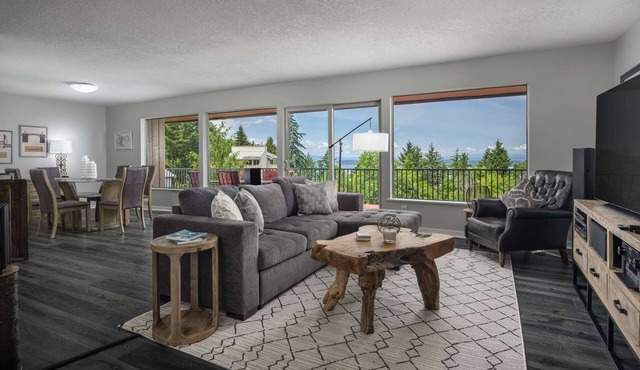 Spectacular Views, Single Level w/Huge Deck & BBQ, Pet Friendly, Next to Forest Park Hiking Trails