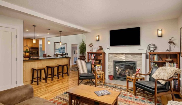 Spectacular Villa on 25 Acre Orchard, Pergola w/Fireplace, Private Hot Tub, Pet Friendly, BBQ