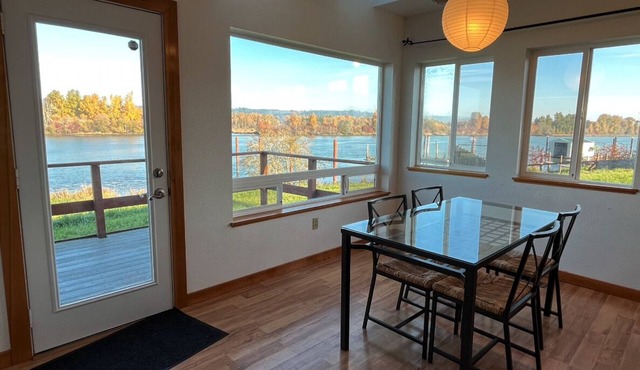 Sportsman Retreat - Columbia Riverside w/Dock -Sleeps 15