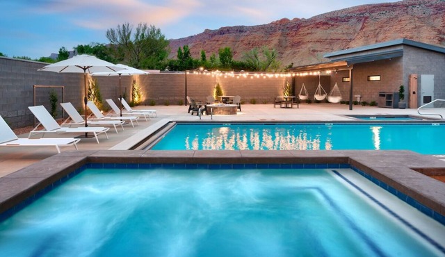Standard King at Gravity Haus Moab, Outdoor Pool, Free Parking