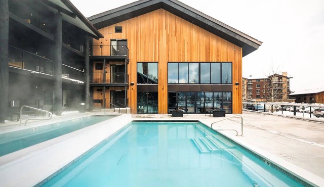 Standard King, Gravity Haus, Heated Pool, Steps from Ski Lifts in Jackson