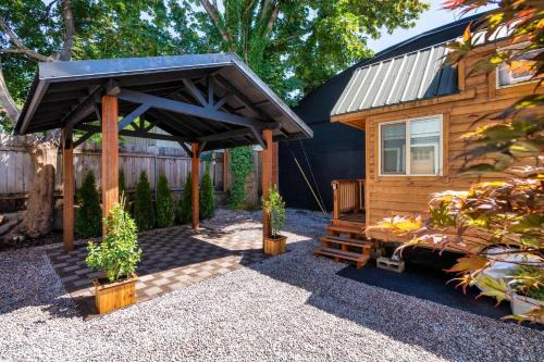Stay Portland - Tiny Farmhouse - Walk to Local Shops & Restaurants