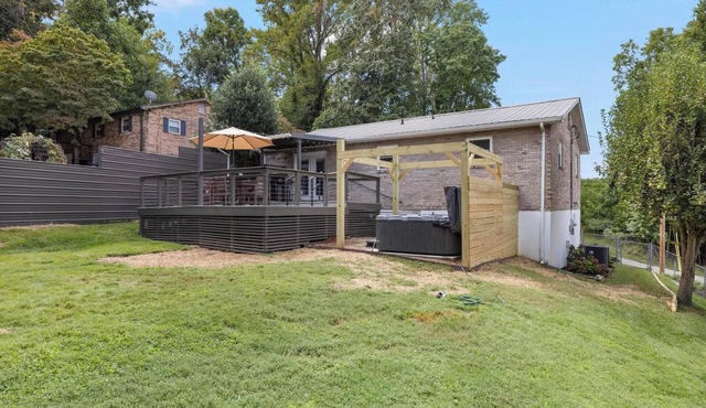 Steps from Boone Lake! 3BR home with hot tub