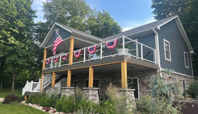Steps from Lake Charlevoix with great views. Beach access & small fee for pool