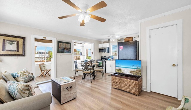 ☀️Steps to Beach | Shared Outdoor Deck for Dining | Linda's Cozy Cottage C🌊