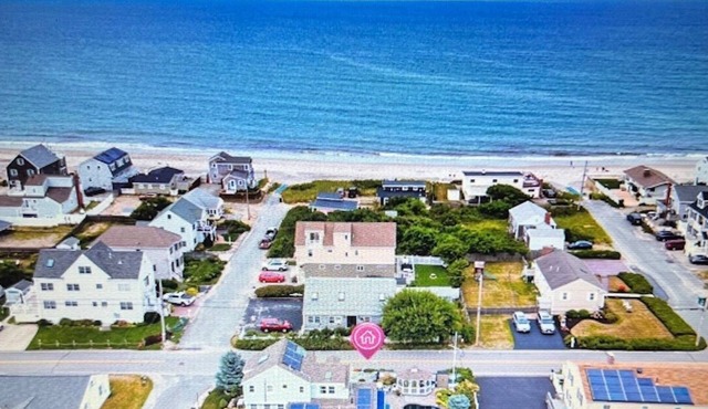 STEPS to Private Beach-7 Beds, 11 guests, Pool, Fenced Yard, River access in Marshfield