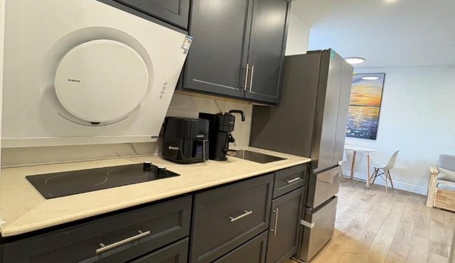 Studio for 4 with Full Kitchen and Laundry near Metro in Montreal