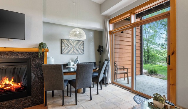 Studio on the Green - Remodeled 2-Bed, Walk to Attractions
