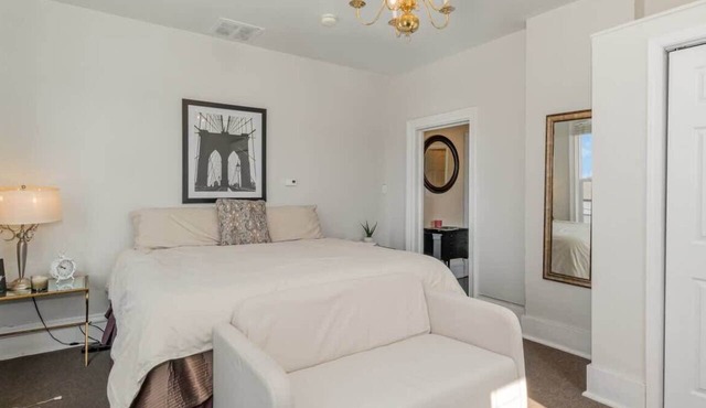Studio w/King Bed, Close to Beach & Shops