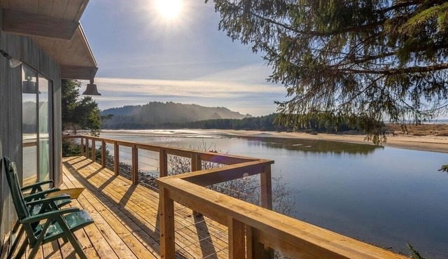 Stunning Beachfront Cabin with Barbecue and Hot-tub in Otis, Oregon