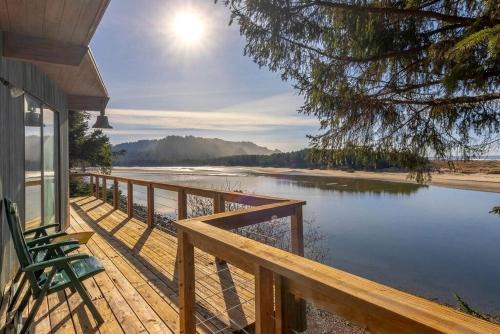 Stunning Beachfront Cabin with Barbecue and Hot-tub in Otis, Oregon