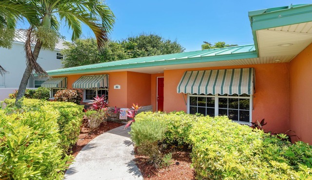 Stunning Beachside Retreat Family House - One Block Walk from the Beach ☀️