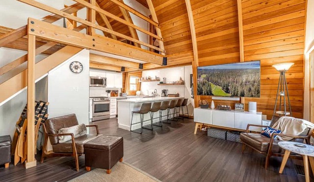 Stunning Canoe-Frame Cabin with Private Hot Tub near Lake Tahoe Beaches in Incline Village, Nevada