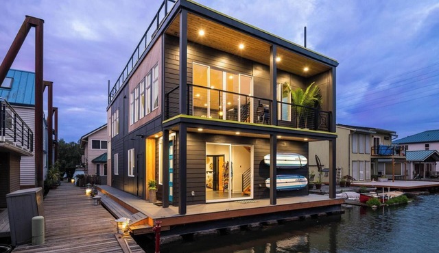 Stunning Floating Home on the Willamette River!