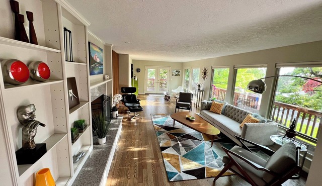 Stunning Mountain-View Mid Century Home w/hi-def theater, deck, parking
