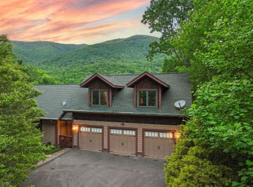 Stunning Mtn Views Hot Tub Movie Theater Game Room