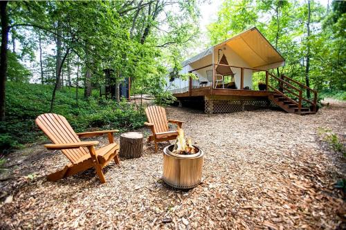 Stunning Tented Cabin with Fire Pit in Des Moines, Iowa in Des Moines