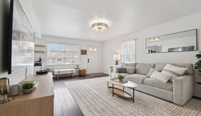 Stylish 3BD Close to Detroit/DTW
