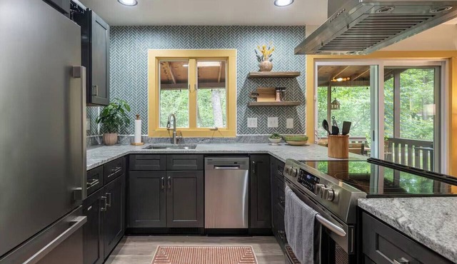 Stylish Cabin-BlackstoneGrill-Workspace w/Monitor and King-Bed on Main
