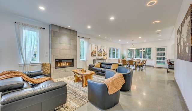 Stylish Everett Home w/Green Belt!
