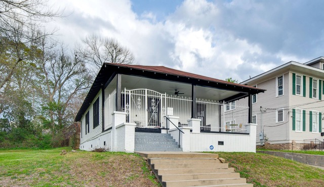 Stylish Home ~ 2 Mi to Jackson State & Belhaven!