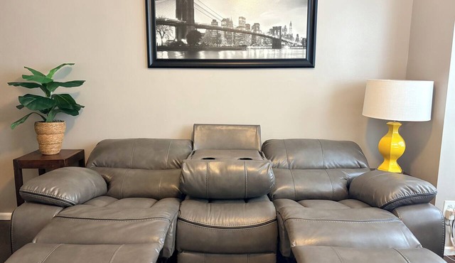 Stylish Launch Pad 10 Min to Newark Easy NYC Access