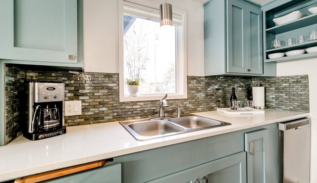 Stylish Mid Century Home 2 mi. to Downtown & UO.
