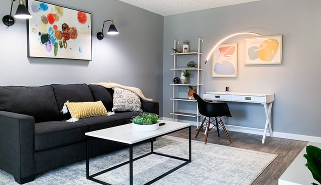 Stylish, New & Clean 1b apt w/King Bed+Pool+Gym+Parking