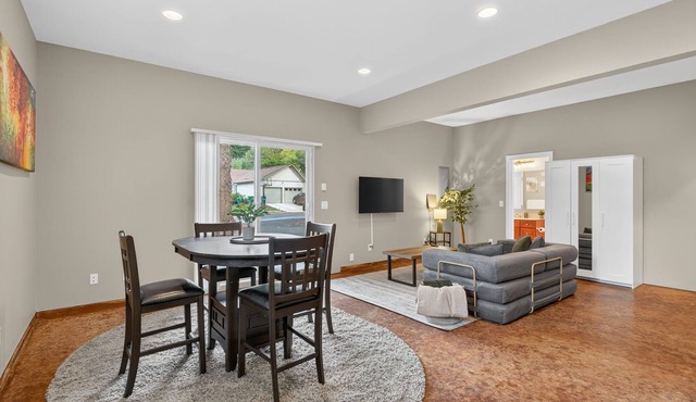 Suburban Studio, Near Golf, Wineries & Dining